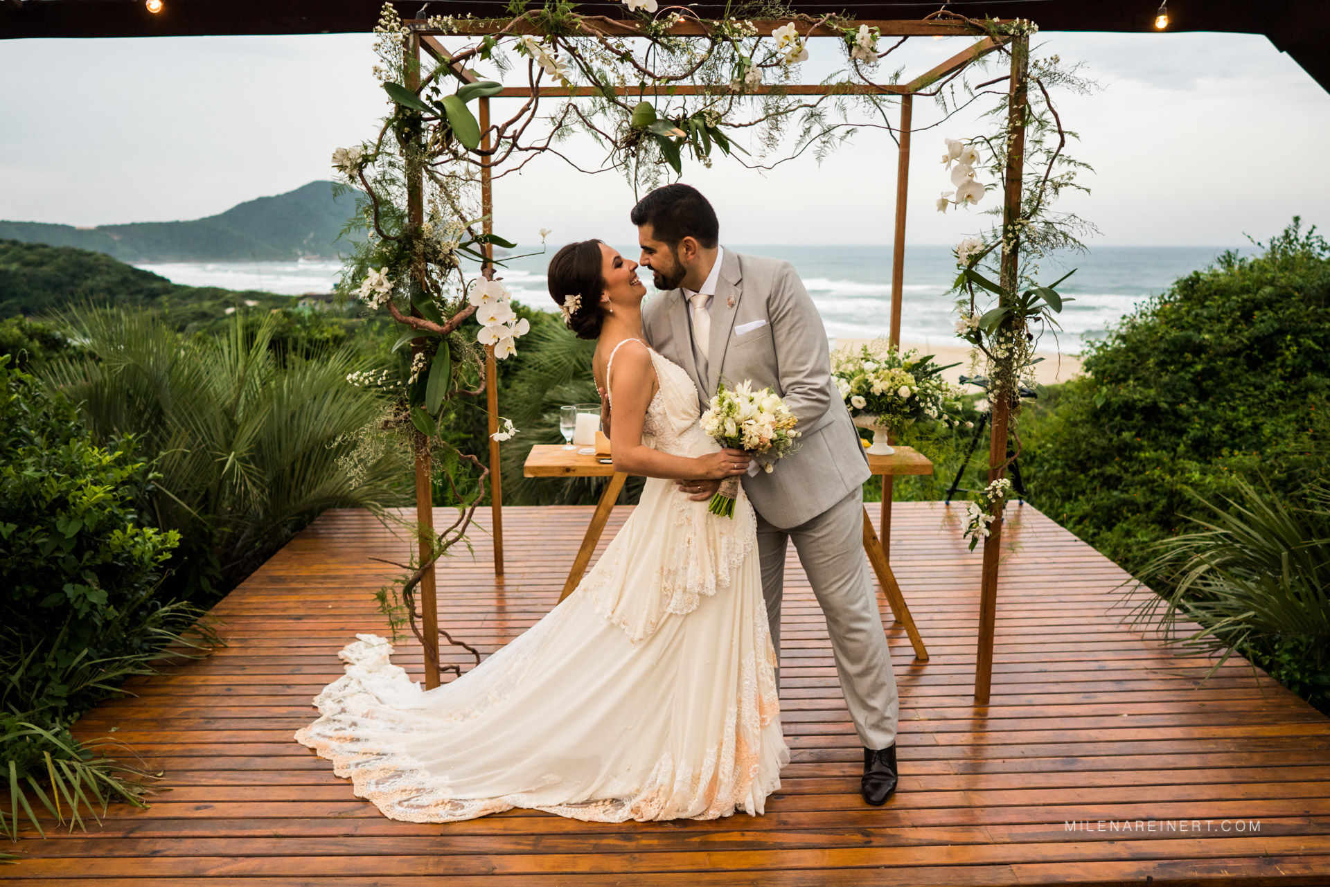 Foto Fotografia de Casamento | Júlia + Mário | Praia do Rosa Foto Fotografia de Casamento | Júlia + Mário | Praia do Rosa - Imagem 60